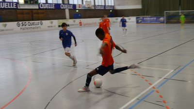 Ein Fußballspieler tritt gegen den Fußball während der Veranstaltung Hallenmasters 2024/2025