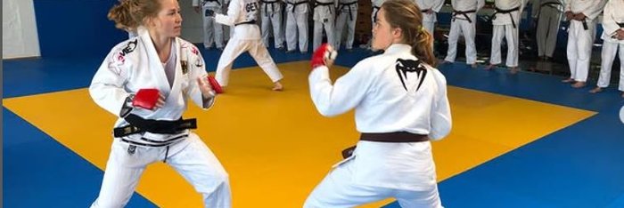 Zwei Ju Jutsu Kämpferinnen stehen sich gegenüber 