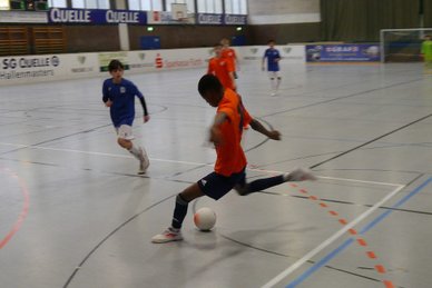 Ein Fußballspieler tritt gegen den Fußball während der Veranstaltung Hallenmasters 2024/2025