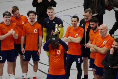 Eine Mannschaft steht zusammen auf dem Spielfeld bei den Hallenmasters 2024/2025
