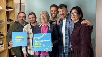 Foto: Stadt Fürth. Zu sehen sind Kamran Salimi (Grüne Fürth), Sebastian Bierl (TV Fürth 1860), Julian Pecher (SPD Fürth), Philipp Abel (Nachhaltigkeitsbüro Stadt Fürth) und weitere Vertreterinnen der Steuerungsgruppe.