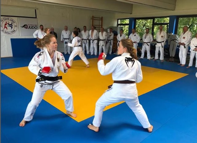 Zwei Ju Jutsu Kämpferinnen stehen sich gegenüber 
