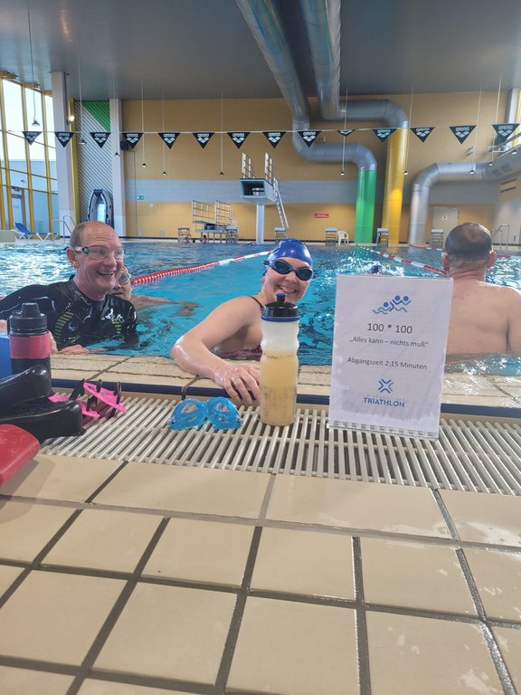 15 Teilnehmer bei 100x100 Meter Schwimmen